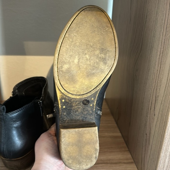 Elegant Black Leather Ankle Boots - Picture 8 of 10